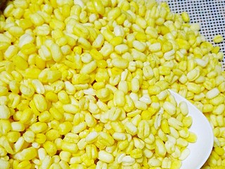 2、蔓越莓绿豆糕,上锅蒸熟，蒸的水份少，容易翻炒