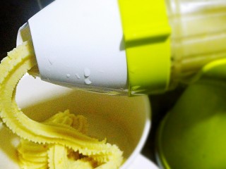 3、蔓越莓绿豆糕,压成泥状