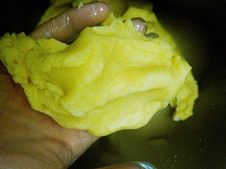 8、蔓越莓绿豆糕,取出来放凉