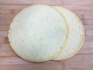 3、8寸芒果慕斯蛋糕,戚风蛋糕切成三片，用两片，四周用剪子剪下一圈边。