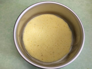 4、8寸芒果慕斯蛋糕,剪好的戚风蛋糕坯放在铺了油纸的模具中心位置。