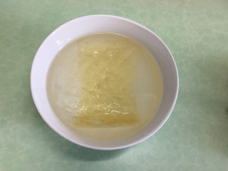 5、8寸芒果慕斯蛋糕,吉利丁片放在冷水中进行软化。