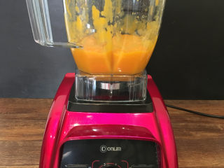 6、8寸芒果慕斯蛋糕,接下来做慕斯液：将芒果去皮，果肉切成小块，放入破壁机里打成芒果泥备用。