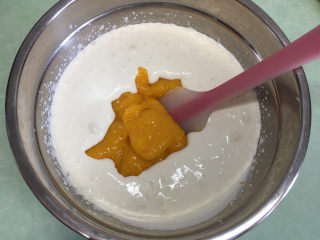 9、8寸芒果慕斯蛋糕,加入300克芒果泥和牛奶吉利丁片溶液。