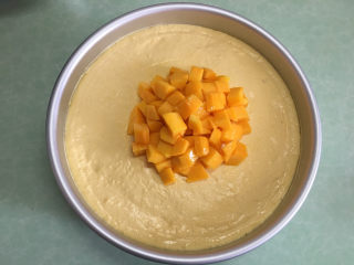 15、8寸芒果慕斯蛋糕,中间放适量芒果丁。