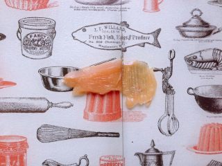 3、日式鸡胸肉蛋三明治,用刀背轻剁鸡胸肉成薄片