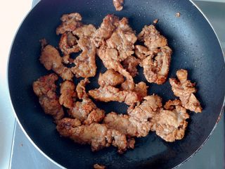 13、日式鸡胸肉蛋三明治,锅中放入适量油,中火煸炒鸡胸肉,放入适量红烧汁炒匀,盛出备用