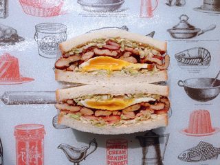 21、日式鸡胸肉蛋三明治,刀垂直鸡胸肉切开才好看哦,另外一个三明治也一样做