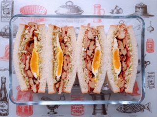 22、日式鸡胸肉蛋三明治,将做好的两个三明治装盘即可