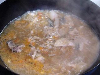 12、水煮鱼片这么烧，健康营养有颜值！全家人吃了赞不绝口！,鱼头鱼骨倒入汤里，大火煮熟即可，不需要炖很久，几分钟即可，同时再加些盐进来调味