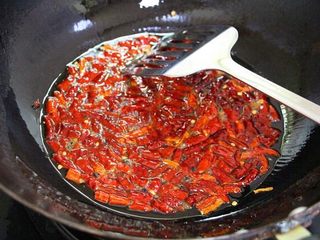 15、水煮鱼片这么烧，健康营养有颜值！全家人吃了赞不绝口！,多倒些油，油锅烧热，然后关火，待油温冷却至不那么烫时把辣椒和花椒倒进去，不可过早也不可过晚，早了辣椒黑掉了，晚了红油出不来