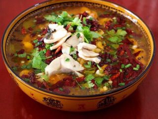 18、水煮鱼片这么烧，健康营养有颜值！全家人吃了赞不绝口！,鱼片嫩滑鱼汤鲜美