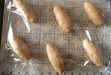 8、记忆中的最爱~~~~摩卡咖啡面包,二发结束后，在面团表面交替的挤上两种颜色的墨西哥酱，送入预热烤箱180的烤箱，上下火中层15~20分钟。