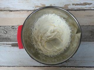 2、年轮卷卷饼干,打发至蓬松发白。