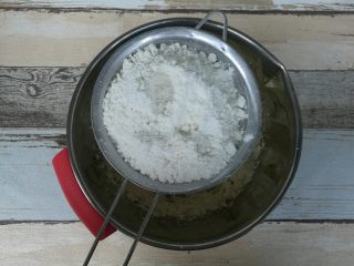 4、年轮卷卷饼干,杏仁粉和低筋粉混合筛入黄油内。