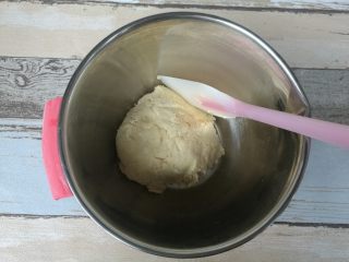 5、年轮卷卷饼干,用刮刀拌匀成面团，放进冰箱冷藏30分钟。