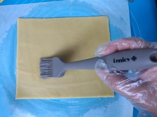 9、年轮卷卷饼干,切去不规则的四边，剩余的8克玉米油用柔软无毒的英国爱享佳硅胶刷刷在表面，