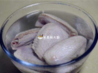 1、红烧鸡翅,鸡翅中用清水浸泡一小时去除血水
