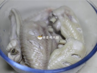 4、红烧鸡翅,捞出沥去水分