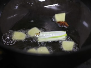 6、红烧鸡翅,锅内放适量食用油，下入葱姜八角炒香