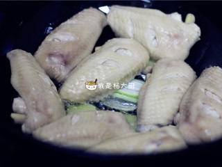 7、红烧鸡翅,下入鸡翅，小火煎至微微变色