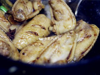 8、红烧鸡翅,放1汤勺生抽，1汤勺老抽，1汤勺料酒，翻炒均匀