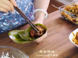 9、鲜肉粽子,倒入糯米、栗子、配菜、五花肉，最后在表面再放一勺糯米