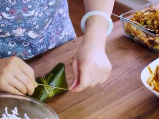 10、鲜肉粽子,将糯米抹平，将叶片盖上，两边向里压实，剩下的叶子折好 ，用绳子绑好就可以了