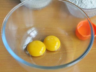 1、原味松饼(无泡打粉版),将蛋黄和蛋清分离。