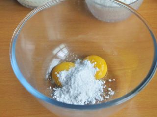 2、原味松饼(无泡打粉版),在装有蛋黄的打蛋盆中倒入糖粉。
