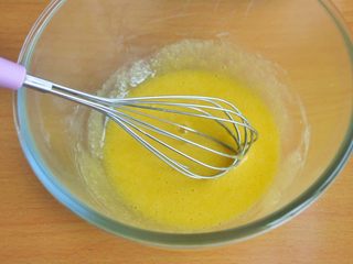 3、原味松饼(无泡打粉版),搅拌至糖与蛋黄融合。