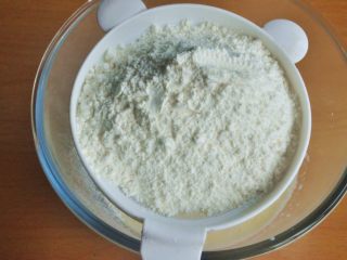 6、原味松饼(无泡打粉版),筛入低筋面粉。