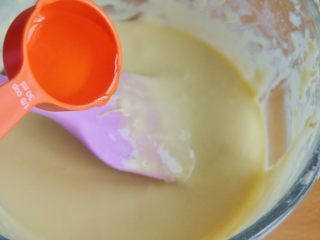 8、原味松饼(无泡打粉版),倒入玉米油。