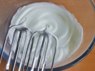 10、原味松饼(无泡打粉版),在蛋清中分三次加入糖粉,低速打发,直至蛋白越来越细腻,提起一个小弯勾。