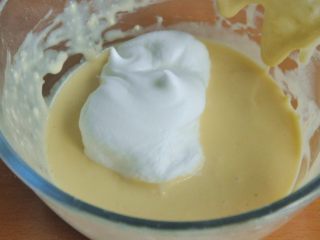 11、原味松饼(无泡打粉版),将少量蛋白霜加入到蛋黄糊中,切拌均匀。