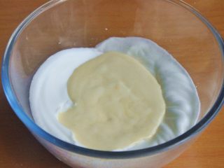 12、原味松饼(无泡打粉版),将混合后的蛋糕糊全部倒入蛋白霜中。