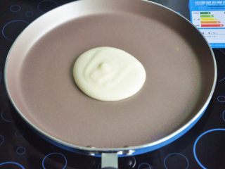 14、原味松饼(无泡打粉版),选择一个不粘平底锅,面糊要一次性倒入锅中,记得冷锅时倒入,然后全程最小火,为了受热更均匀,我用的电磁炉。