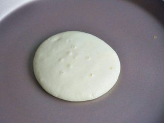15、原味松饼(无泡打粉版),面糊开始起泡,泡破掉后就翻面。