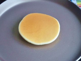 16、原味松饼(无泡打粉版),翻面后再煎20秒,每煎完一个松饼都要给锅降温,将平底锅直接放在湿毛巾上降温,否则颜色会越煎越深 。