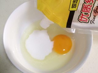 3、百香果玛德琳,在大碗内打入鸡蛋，加入细砂糖。