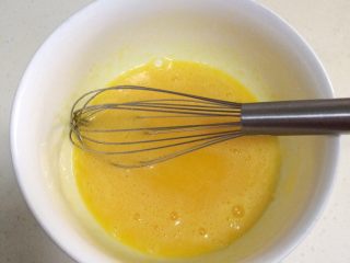 4、百香果玛德琳,用手动打蛋器搅拌均匀。