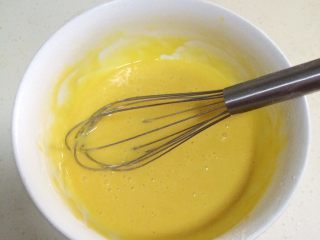 6、百香果玛德琳,画“一”或“井”字拌匀，形成面糊。