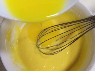 7、百香果玛德琳,加入融化的黄油，拌至黄油和面糊完全融合。