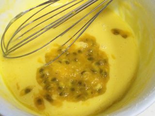 8、百香果玛德琳,在面糊内加入百香果果肉，继续拌匀。
