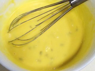 9、百香果玛德琳,把制作完毕的面糊，盖好保鲜膜，入冰箱冷藏半个小时至一小时。（如果是冬天可以直接室温放置）