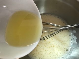 5、红豆沙鲷鱼烧,加入橄榄油打匀。