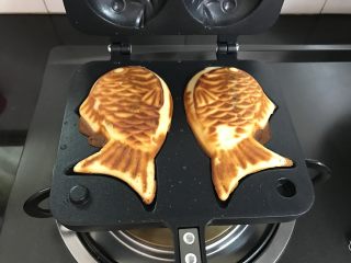 16、红豆沙鲷鱼烧,加热1分钟左右后翻面。直至两面都上色即可。