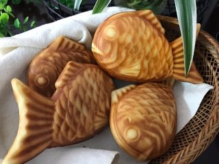 17、红豆沙鲷鱼烧,烤好后脱模。