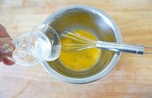 1、推推乐奶油蛋糕,在蛋黄里缓慢的倒入清水，用打蛋器顺着一个方向搅拌