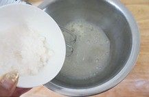 4、推推乐奶油蛋糕,蛋白里滴入几滴白醋，放一小搓盐，用打蛋器低速打出粗泡。放入三分之一的白砂糖中速打